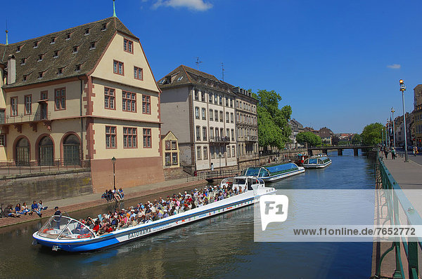 Excursion boat  Strasbourg  UNESCO World Heritage Site  Alsace  Bas Rhin  France  Europe