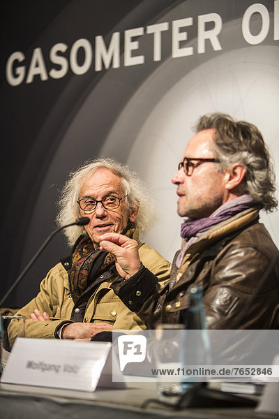'The artist Christo  left  with project manager Wolfgang Volz  press conference at the opening of the exhibition of the Christo-installation ''Big Air Package'' in the Gasometer Oberhausen'