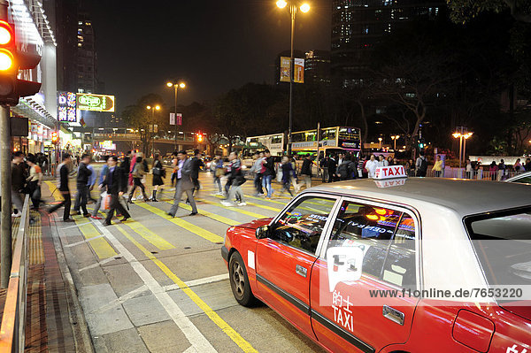 überqueren  Abend  warten  Fernverkehrsstraße  rot  Taxi  China  Asien  Hongkong  Zebra