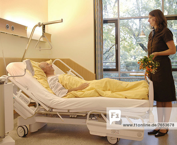 Patientin  liegend  liegen  liegt  liegendes  liegender  liegende  daliegen  Frau  Blume  Krankenhaus  halten  Bett  Besuch  Treffen  trifft