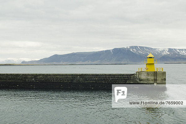 Ponton Reykjavik Hafen  Berge im Hintergrund