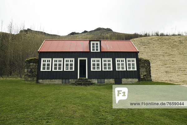 Typisches isländisches Haus mit rotem Dach Island