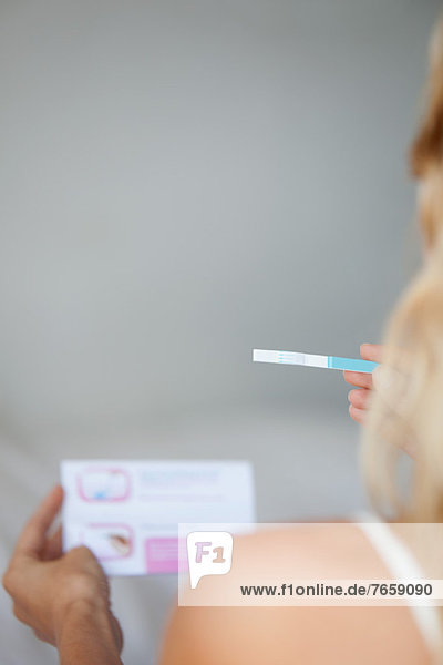 Frau mit Schwangerschaftstest  abgeschnitten