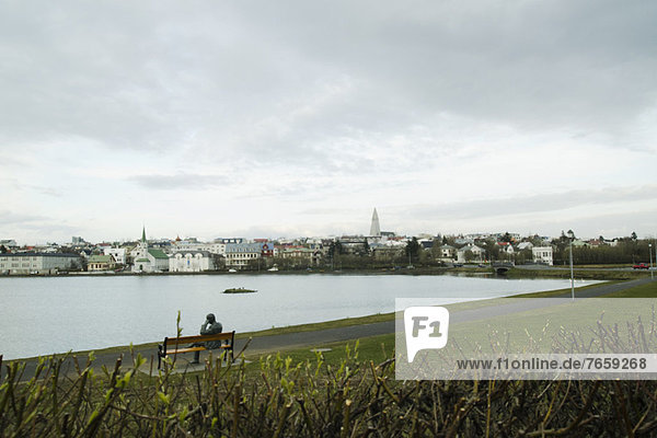 Tjörnin See und Blick auf die Stadt Reykjavik  Island