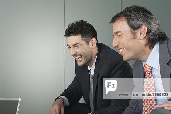 Geschäftsleute in Besprechung  lächelnd