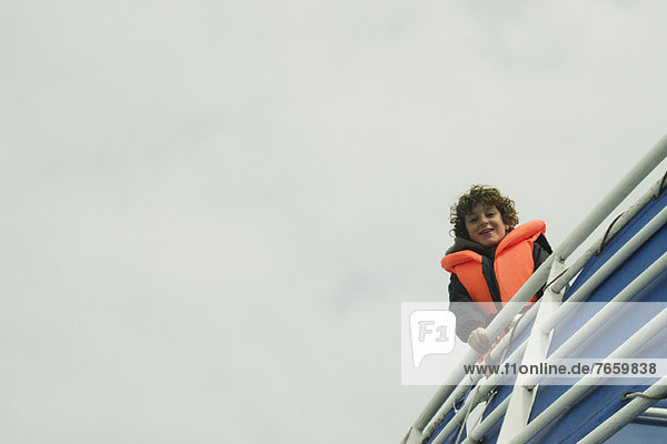 Junge in einer Schwimmweste auf einem Boot  Reykjavik Island