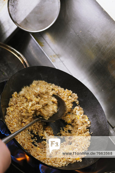 kochen  Lifestyle  chinesisch  Reis  Reiskorn  fettgebraten