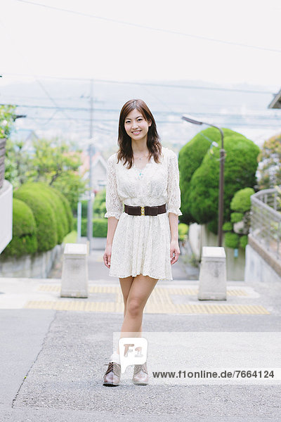 Frau  lächeln  weiß  Blick in die Kamera  Kleid  japanisch