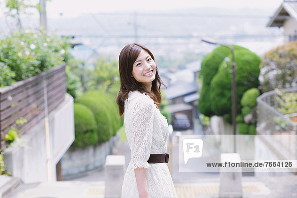 Frau  lächeln  weiß  Blick in die Kamera  Kleid  japanisch