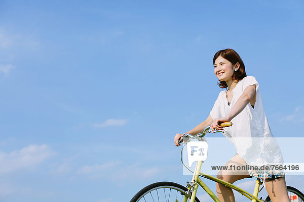 Frau fahren Fahrrads