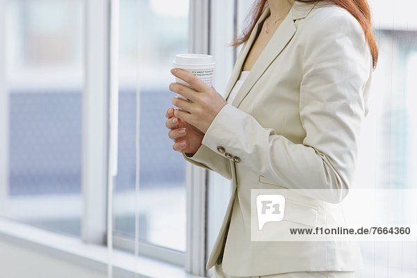Geschäftsfrau mit einer Tasse Kaffee