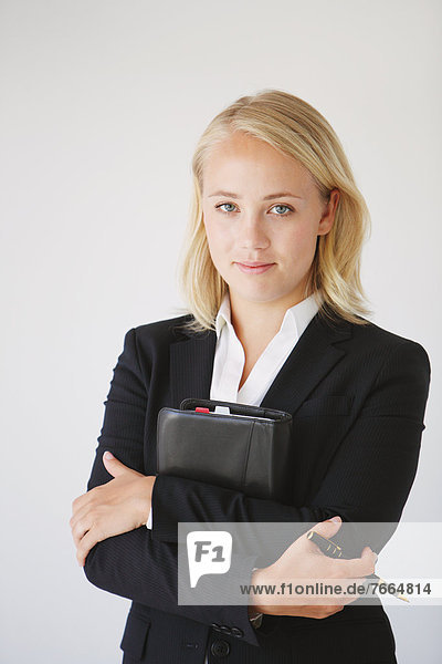 Geschäftsfrau  sehen  Notizblock  Blick in die Kamera  Notebook