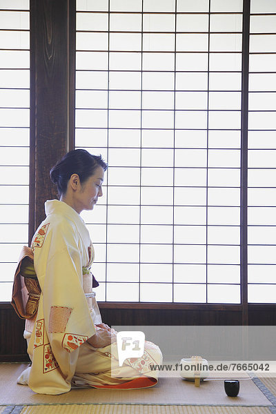Frau  Zeremonie  zeigen  Kimono  Tee
