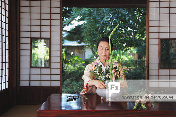 Frau Blume Anordnung zeigen Kimono