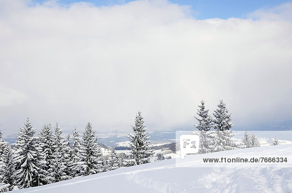 Schneewolken ziehen über das bayerische Voralpenland