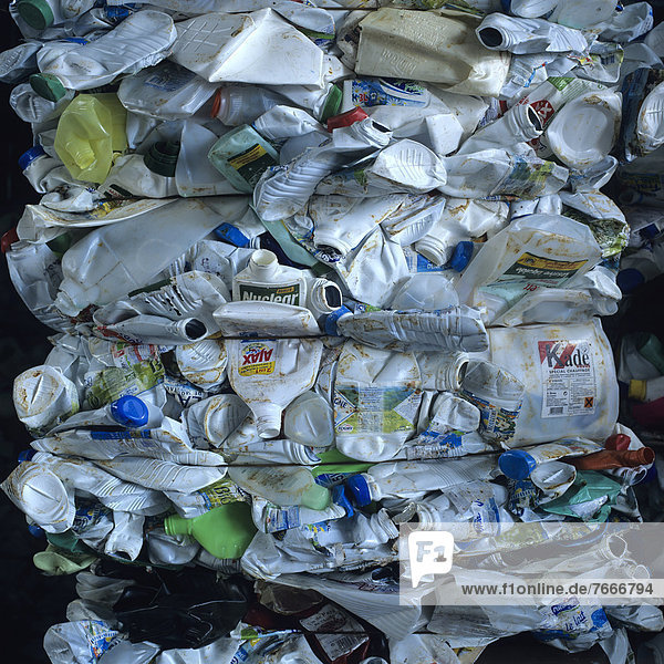 Zerdrückte Behälter aus Kunststoff Kunststoff-Recycling-Zentrum Sortierzentrum Frankreich Europa