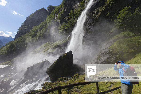 Ein Mann beim Wandern am Wasserfall von Foroglio  Val Bavona  Valle Maggia  Tessin  Schweiz  Europa