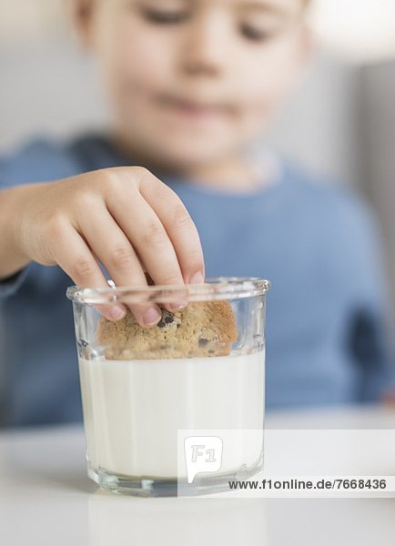Junge - Person 5-6 Jahre 5 bis 6 Jahre Keks dippen Milch