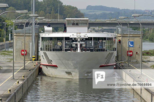 Flusskreuzfahrtschiff VIKING PRESTIGE fährt in Schleuse ein  Europakanal der Donau  Regensburg  Oberpfalz  Bayern  Deutschland  Europa