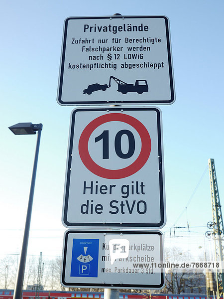 Schilder an der Zufahrt zu einem Parkplatz  Freiburg im Breisgau  Baden-Württemberg  Deutschland  Europa