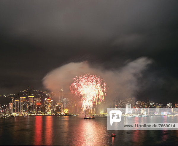 Feuerwerk vor der Skyline von Victoria Island  Blick von Kowloon  Nachtaufnahme