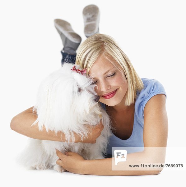 Studioaufnahme  Portrait  Frau  umarmen  Hund  jung