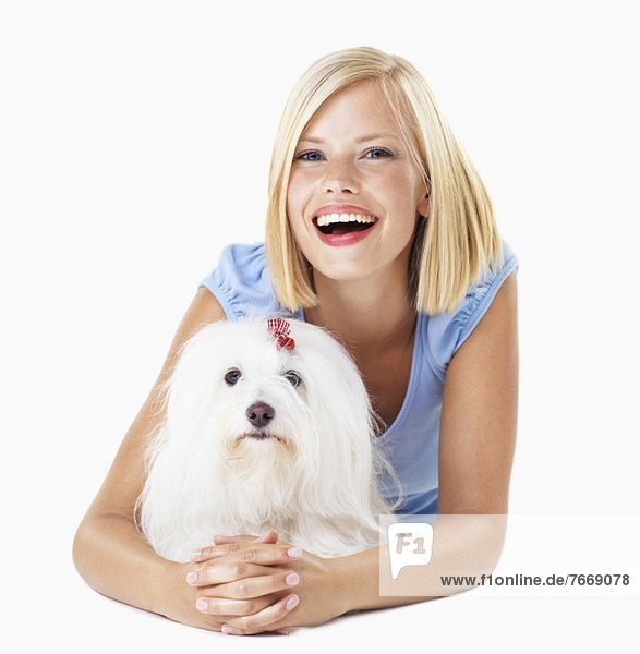 Studioaufnahme  liegend  liegen  liegt  liegendes  liegender  liegende  daliegen  Portrait  Frau  lächeln  Hund  jung