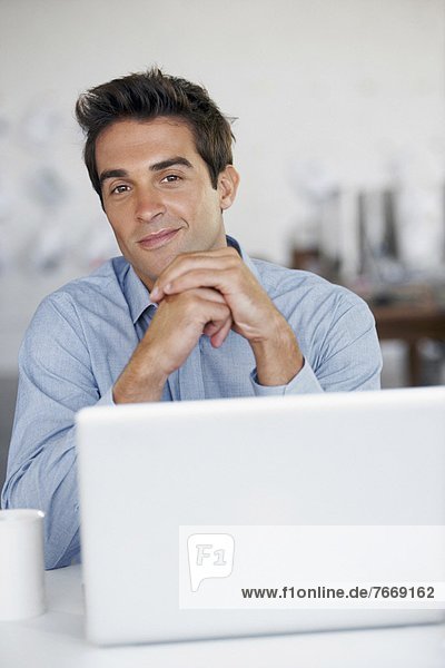Portrait des Mannes mit laptop