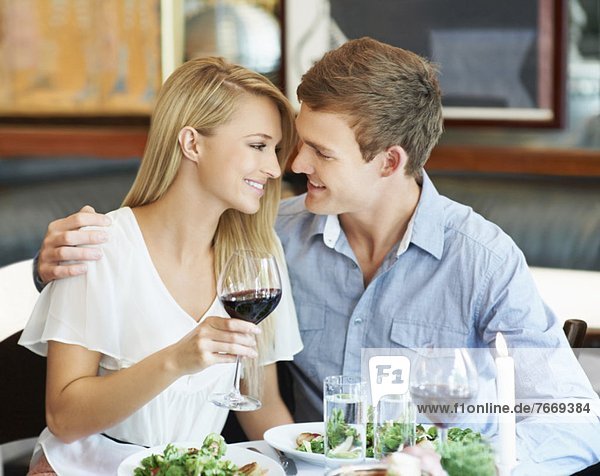 Paar trinken Wein im restaurant