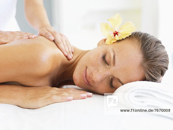 Frau empfangen Massage Spa