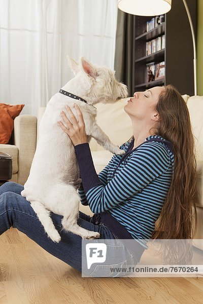 Frau  küssen  Hund