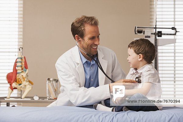 zuhören  Junge - Person  Herzschlag  2-3 Jahre  2 bis 3 Jahre  Kinderarzt