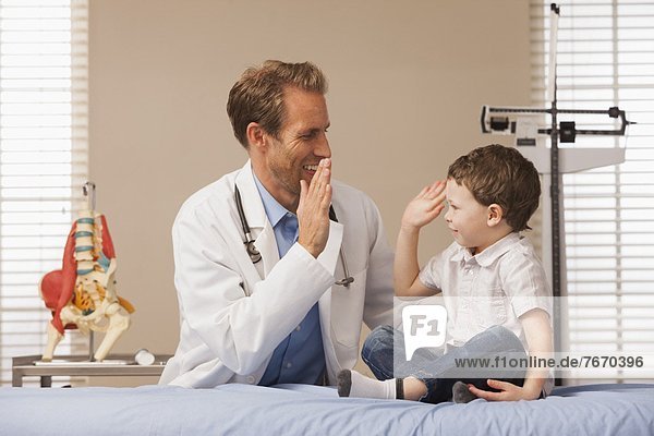 Junge - Person  2-3 Jahre  2 bis 3 Jahre  Kinderarzt