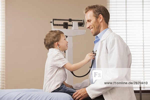 zuhören  Junge - Person  Herzschlag  2-3 Jahre  2 bis 3 Jahre  Kinderarzt