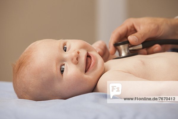 zuhören  Junge - Person  Herzschlag  Kinderarzt  Baby