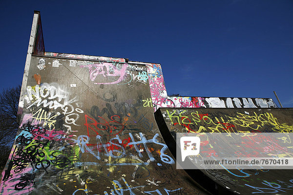 Skaterbahn  Halfpipe mit Graffiti  Grüngürtel  Köln-Nippes  Köln  Nordrhein-Westfalen  Deutschland  Europa