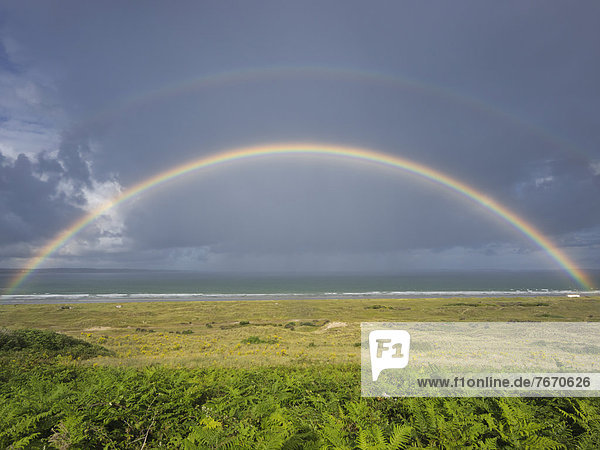 Regenbogen über der Bucht von Douarnenez  Finistere  Bretagne  Frankreich  Europa  ÖffentlicherGrund
