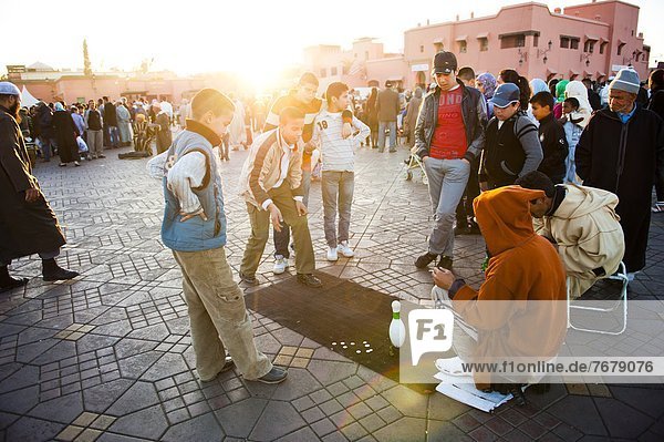 Nordafrika  Mensch  Menschen  Spiel  Straße  Afrika  marokkanisch  Marokko  Platz