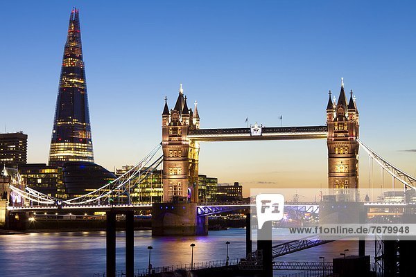 Die Scherbe und Turmbrücke bei Nacht  London  England  Großbritannien  Europa