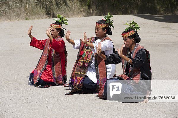 Frau  Mann  Hoffnung  Tradition  tanzen  Südostasien  Sinnlichkeit  Asien  Indonesien  Sumatra