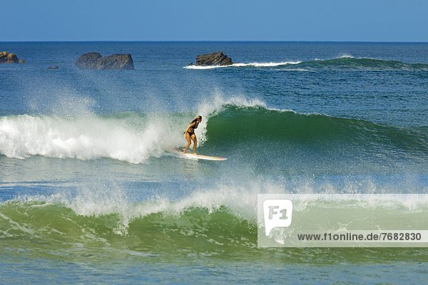 Strand  Mittelamerika  Mädchen  Costa Rica  Nicoya Halbinsel  Wellenreiten  surfen