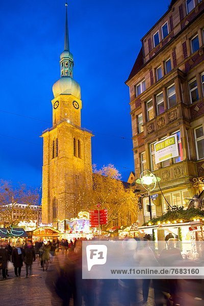 St. Reinoldi Church and Christmas Market at dusk  Dortmund  North Rhine-Westphalia  Germany  Europe