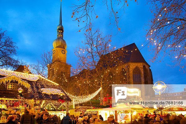 Europa  Kirche  Weihnachten  Dortmund  Abenddämmerung  Deutschland  Markt  Nordrhein-Westfalen