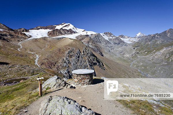 Beim Gletscherlehrpfad auf der Martellerhütte im Martelltal  hinten die Zufallspitze  Südtirol  Italien  Europa