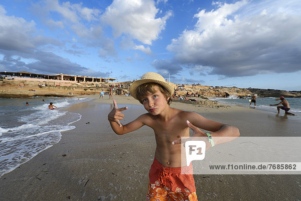Junge rappt am Strand  vor Cala Comte  Platges de Comte  Ibiza  Pityusen  Balearen  Spanien  Europa