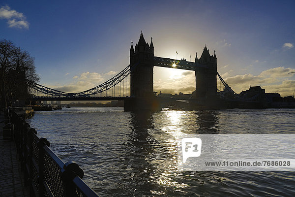 Tower Bridge im Gegenlicht am Morgen  River Thames  Themse
