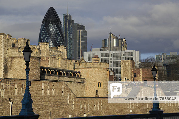 The Tower of London  hinten Abbey Business Centre  The Gherkin  gesehen von der Tower Bridge