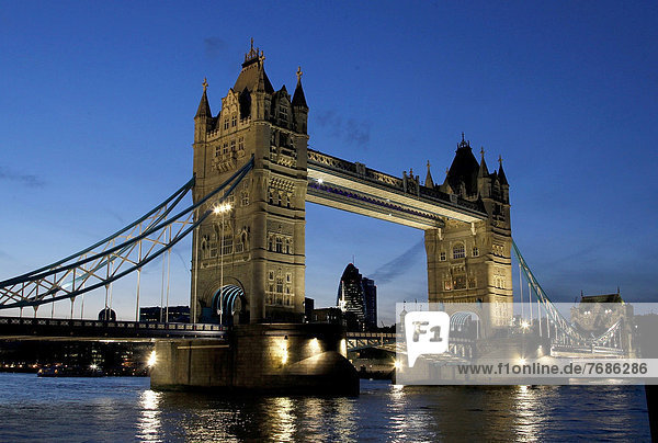 Tower Bridge beleuchtet in der Abenddämmerung  London  England  Großbritannien  Europa  ÖffentlicherGrund