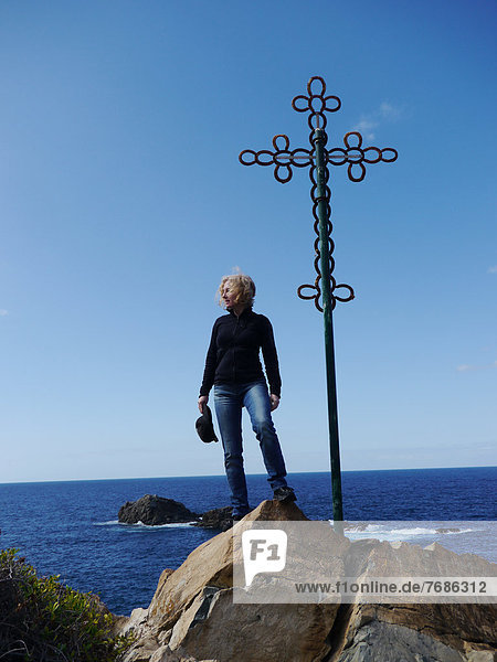 Frau an einem Gipfelkreuz  Roque de las Bodegas  Teneriffa  Kanarische Inseln  Spanien  Europa