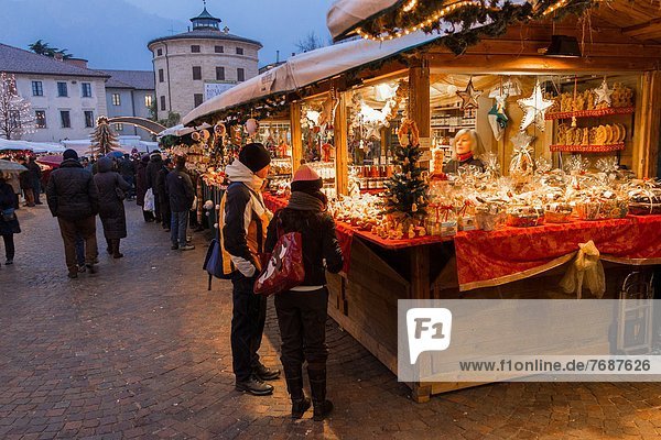 Trentino Südtirol Weihnachten Abenddämmerung Italien Markt